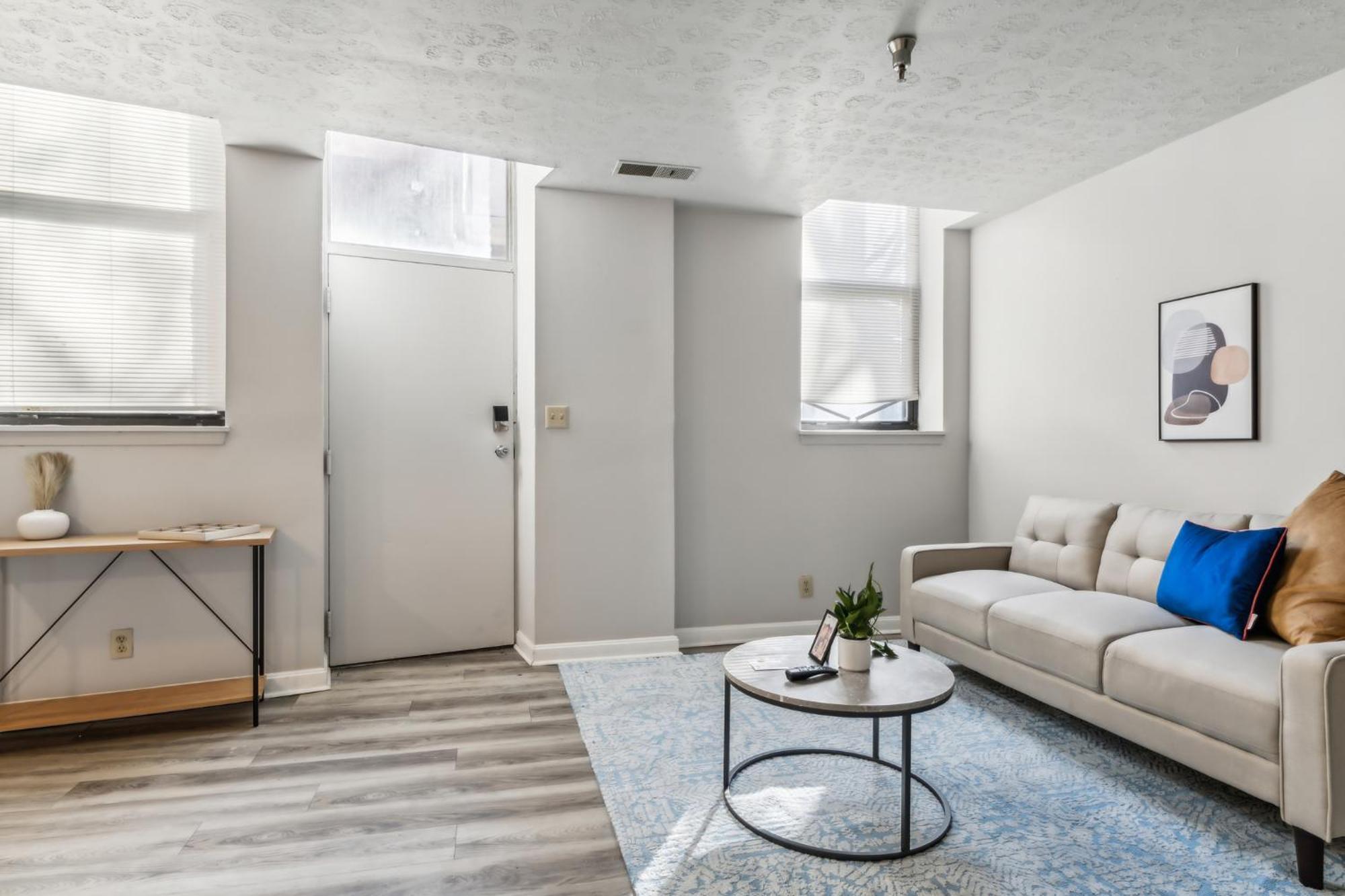 Cozy & Spacious 2 Bedroom 2 Bathroom Apartment *